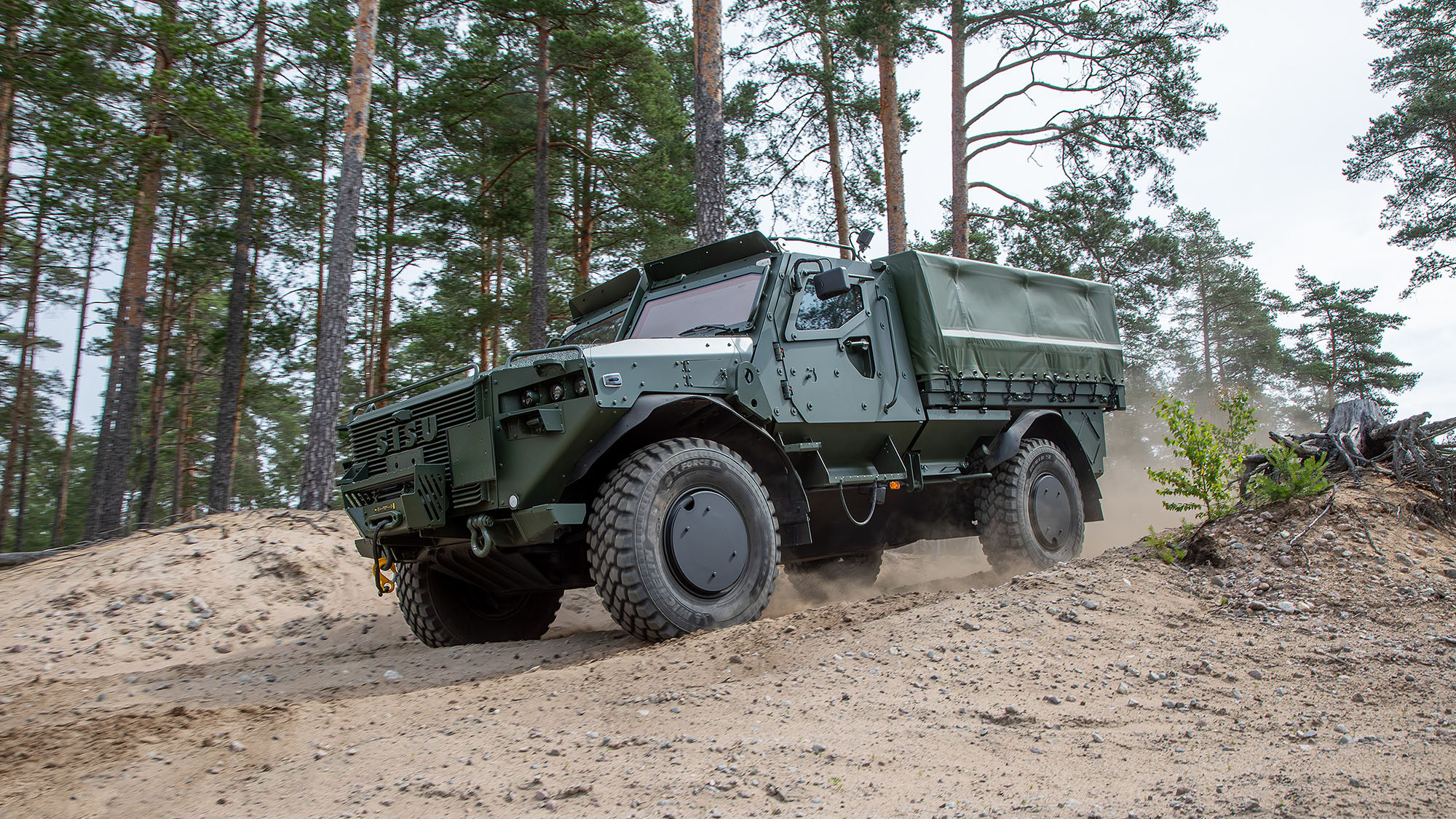 Den nya varianten av splitterskyddad terrängbil är en mer logistikinriktad variant i form av en flakbil med enkelhytt och längre flak. Foto: SISU Auto