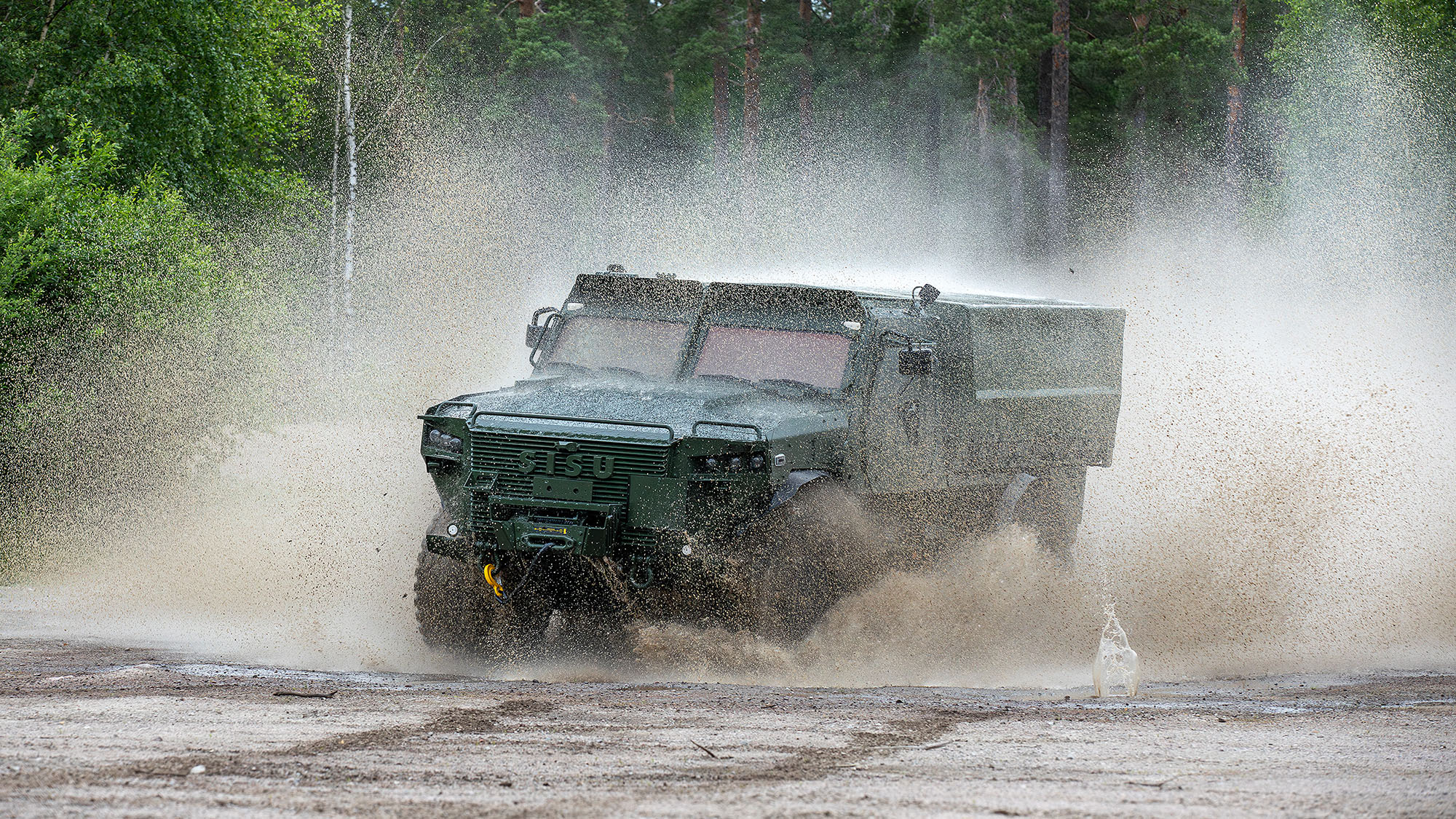 Denna variant av spiltterskyddad terrängbil är först ut i produktion med de nya ”Heavy duty”-axlarna som ger en ökad totalvikt och därmed en rejält ökad lastförmåga. Foto: SISU Auto