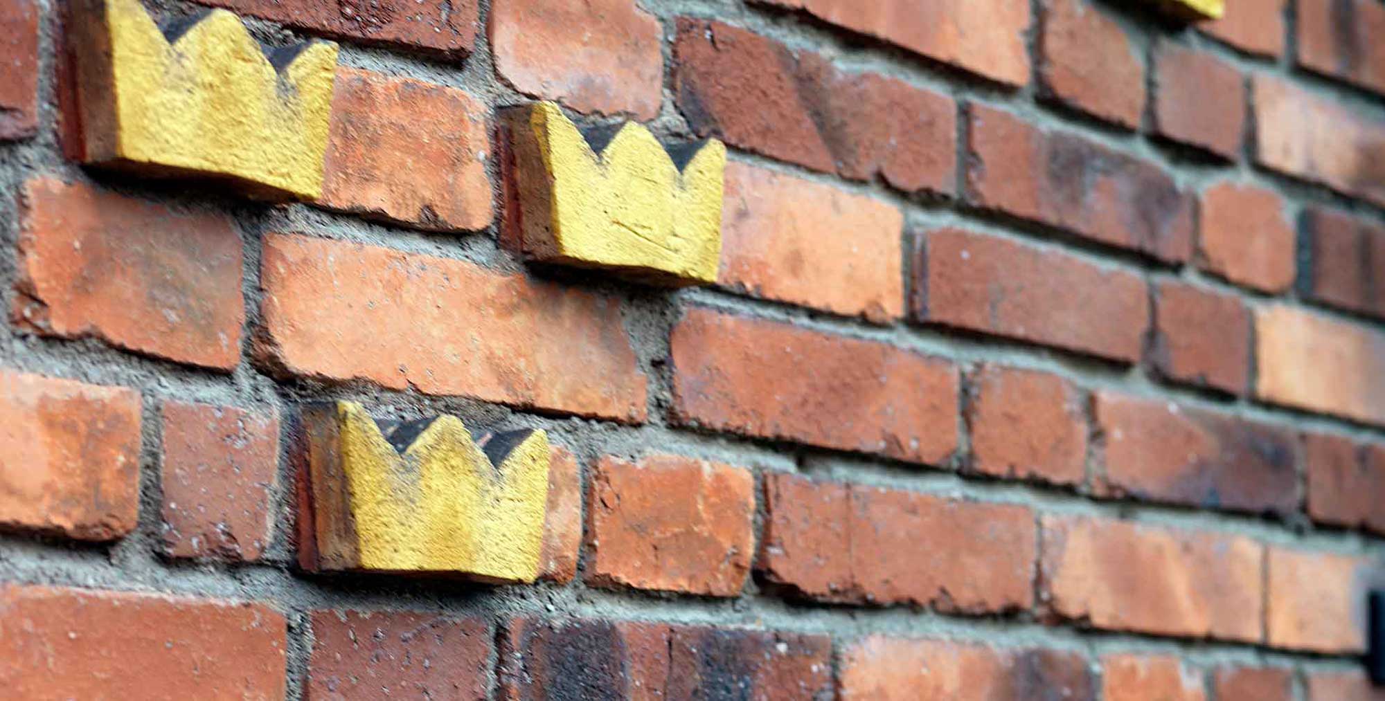 Tre kronor på tegelvägg