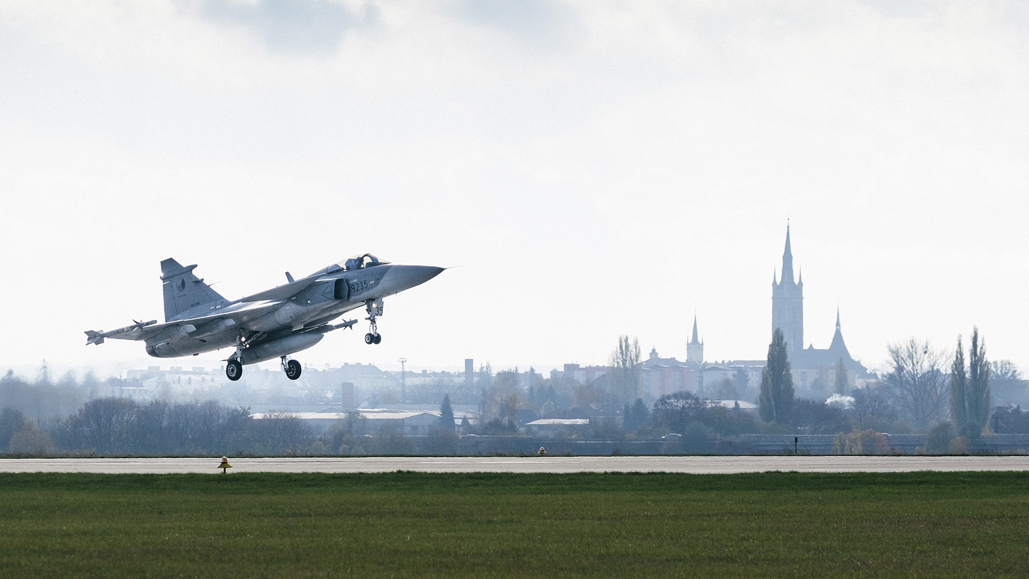  Gripen lyfter från flygbasen utanför Čáslav i centrala Tjeckien. 