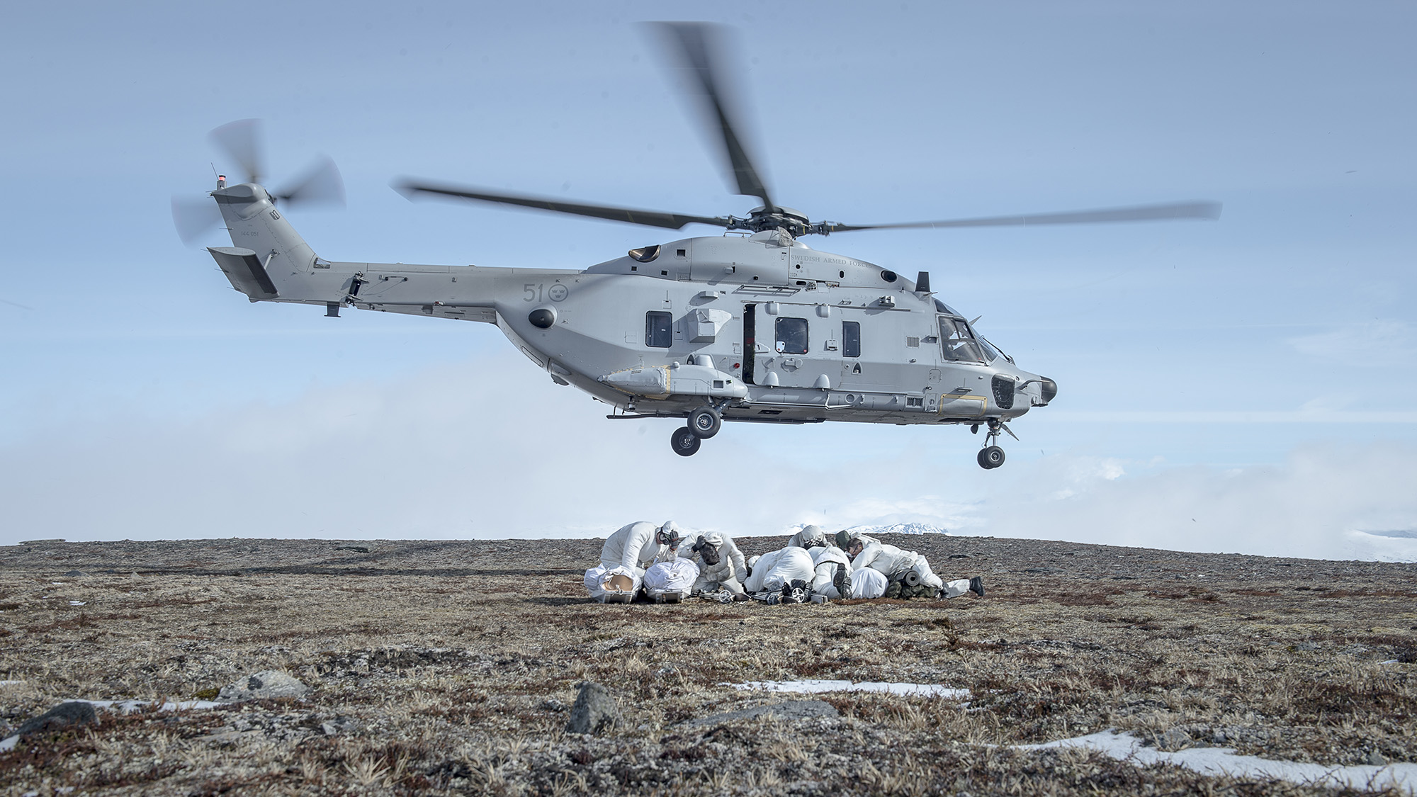 Helikopter 14 lyfter i fjällmiljö