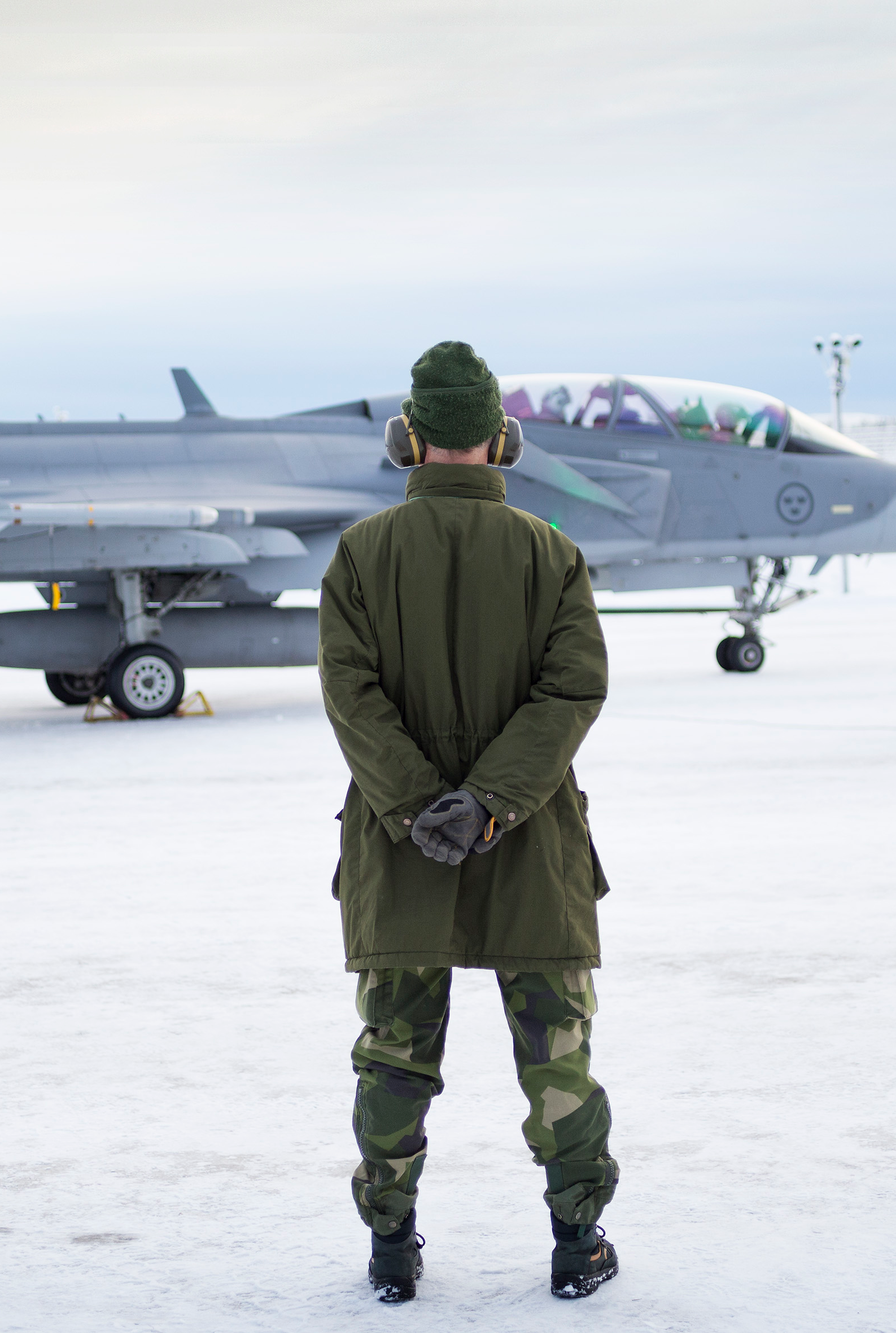 Person bakifrån, framför JAS Gripen