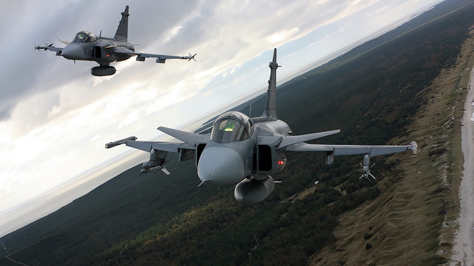 Två tjeckiska stridsflygplan Gripen patrullerar Baltiskt luftrum i samband med Natouppdrag.