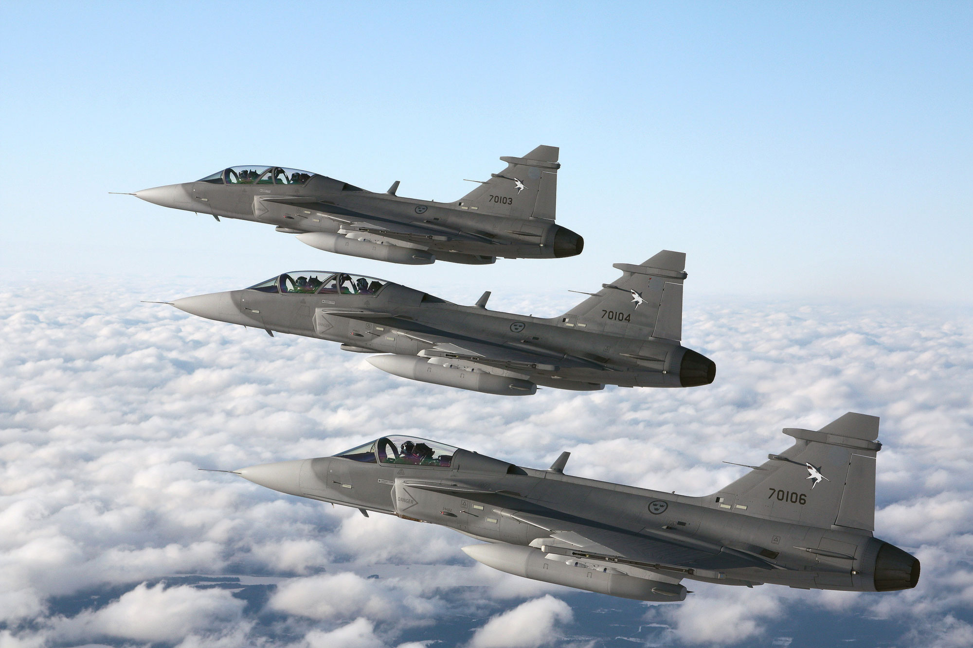 Tre Gripen i luften