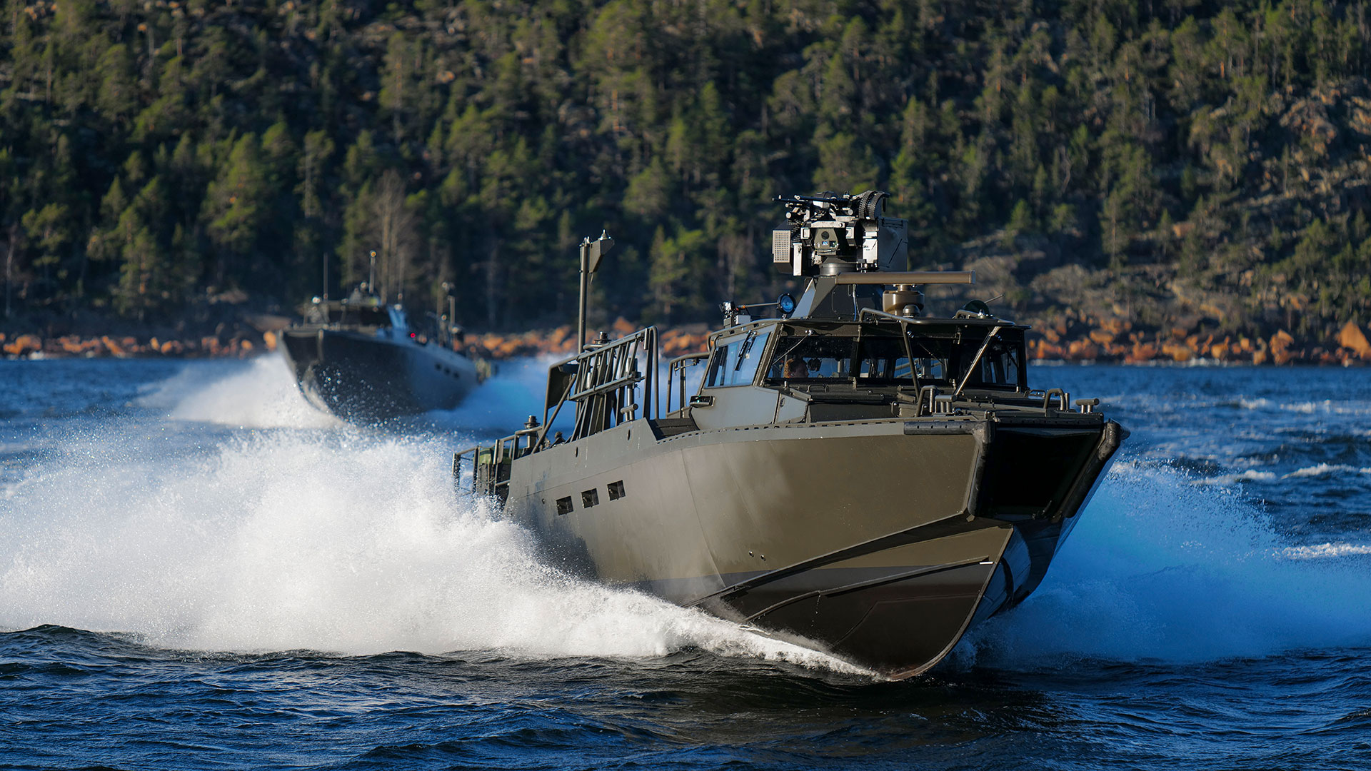 En Stridsbåt 90 HSM färdas med hög fart. 